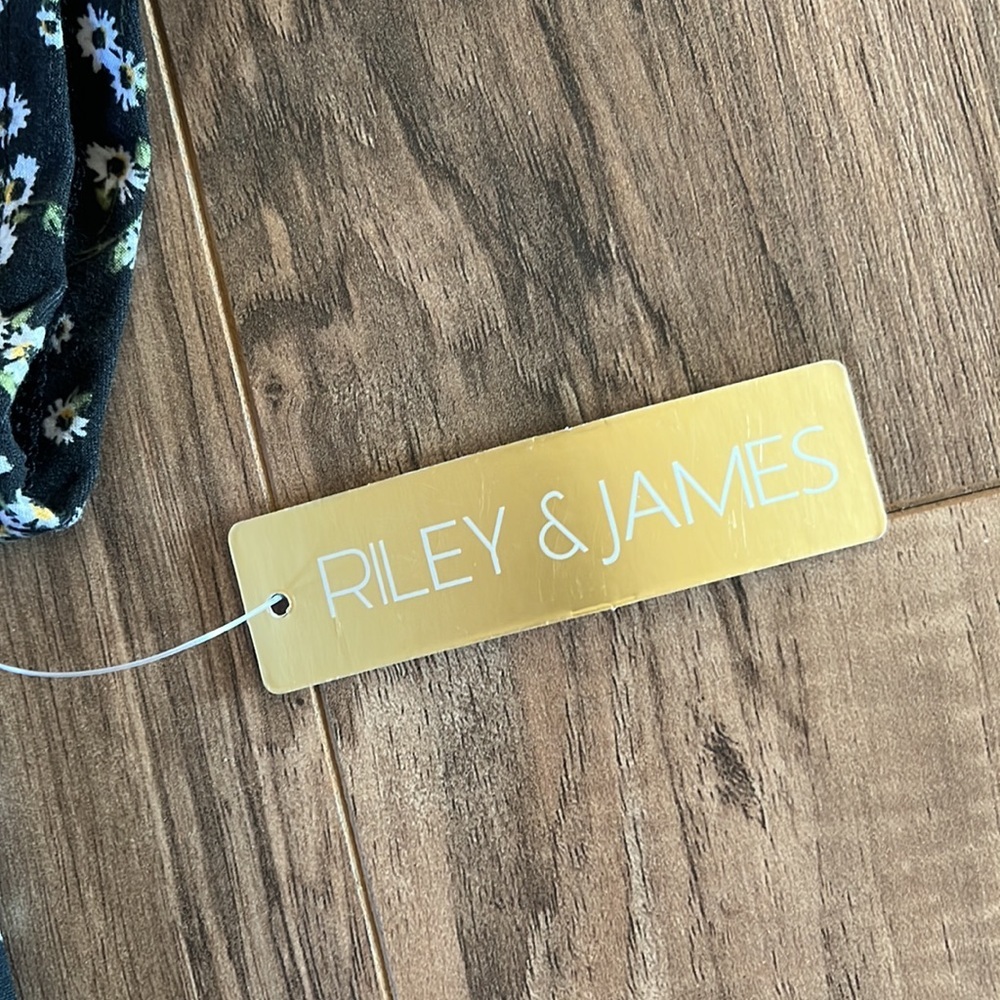 Daisy Keyhole Soft Summer Tee - Picture 7 of 9